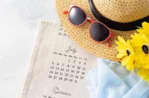 夏休み前の歯科受診を計画するためのカレンダーと夏のイメージ